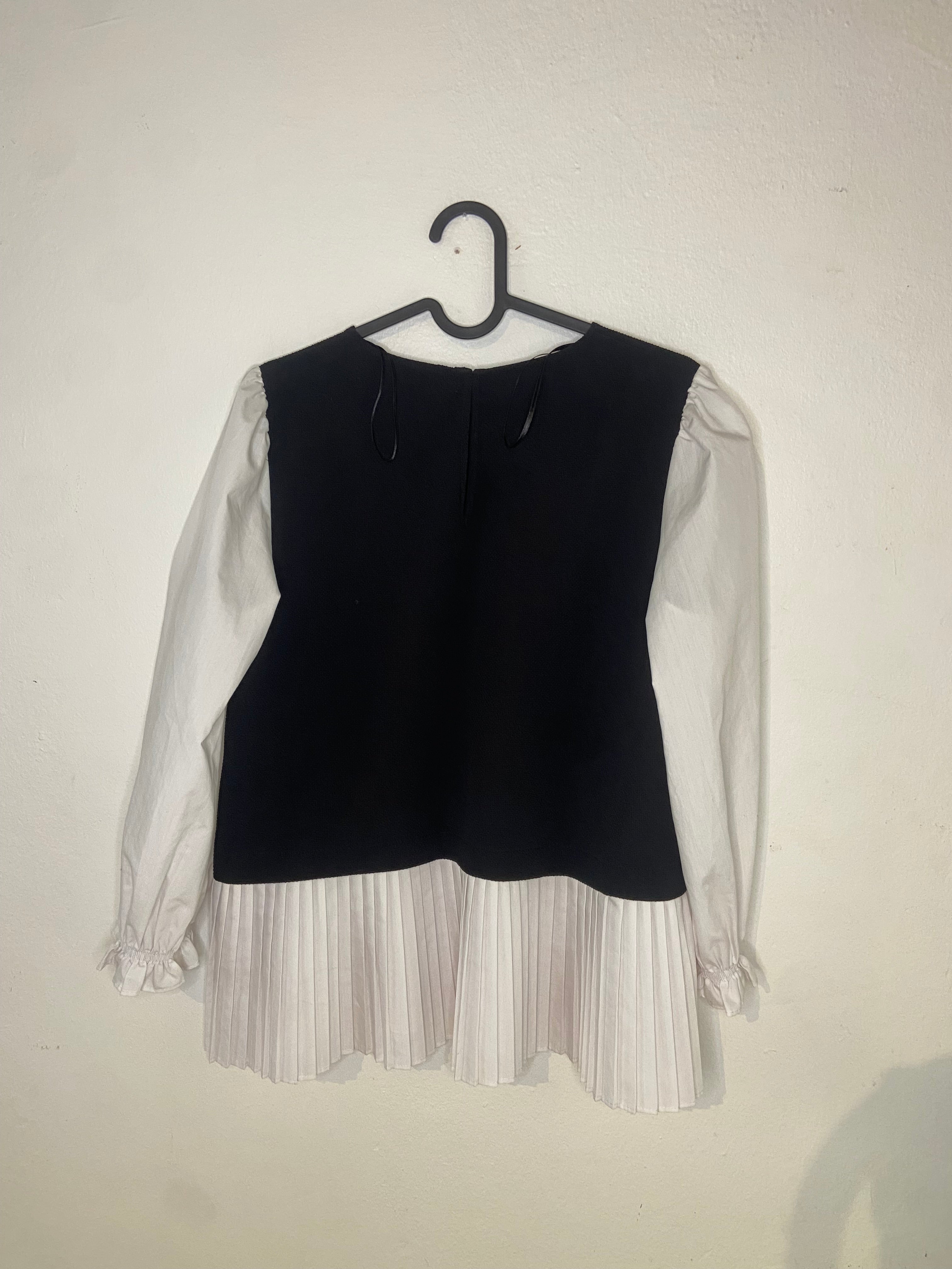 Zara Blus med Plissé och Kontrastdetalj