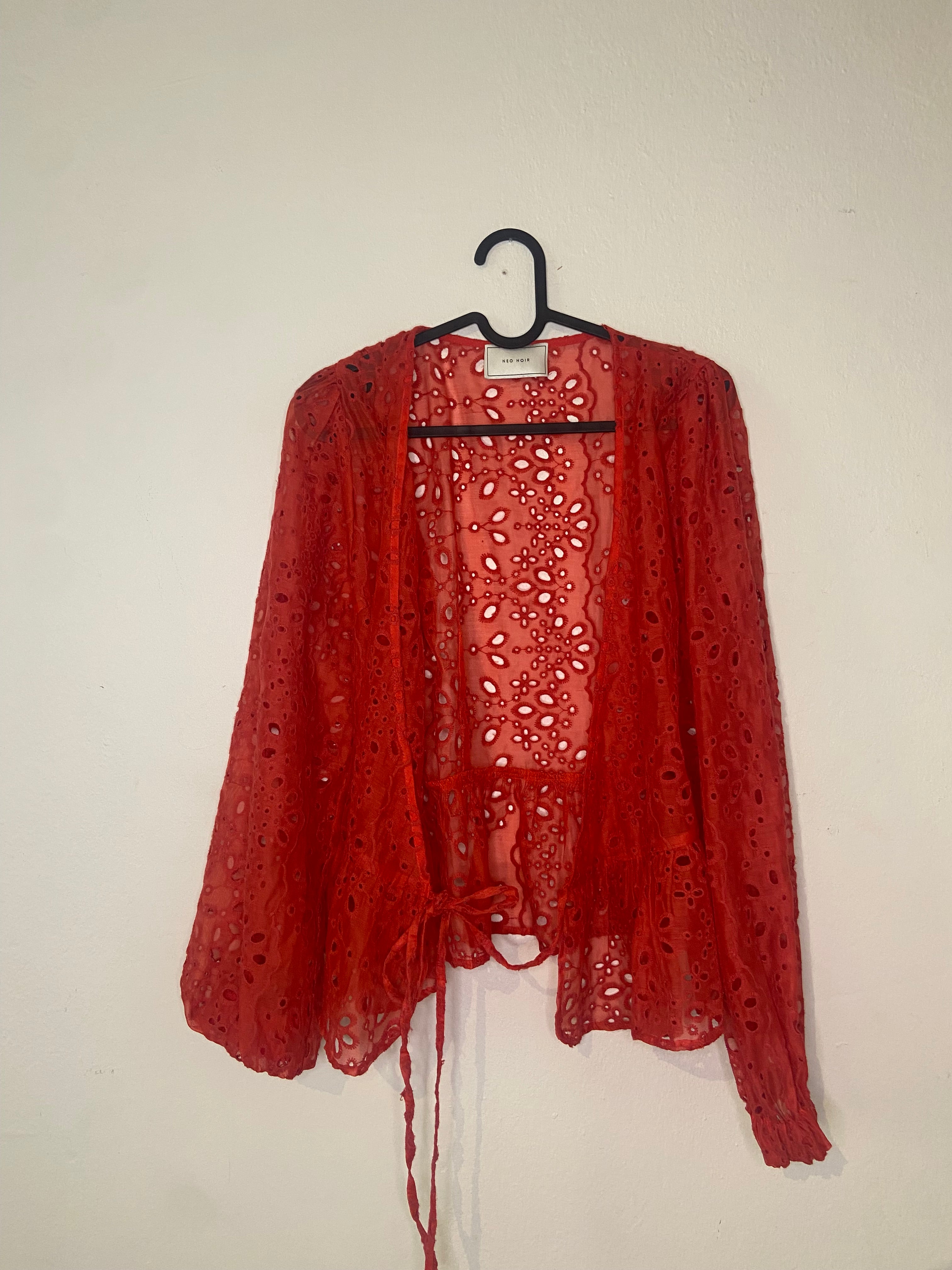Röd Broderie Anglaise-blus