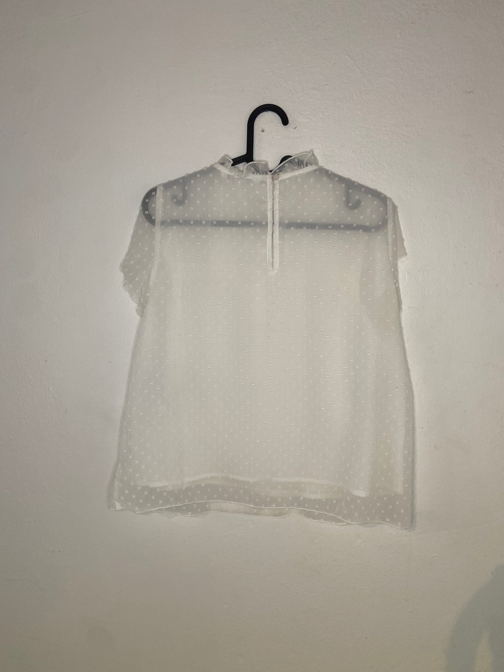 Only Genomskinlig Mesh Top med Volangärmar