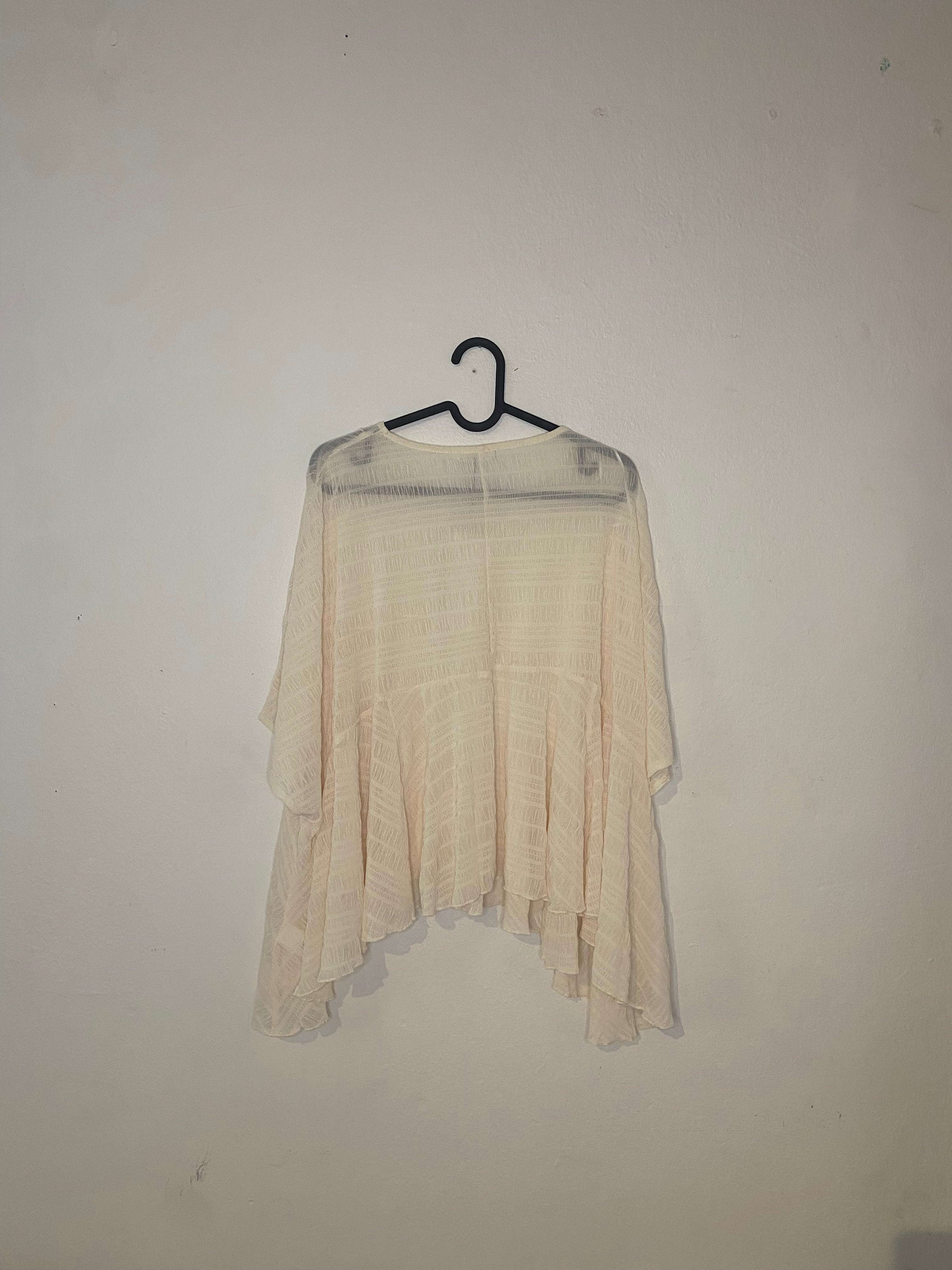 Zara Off-White Topp med Asymmetrisk Volangkant