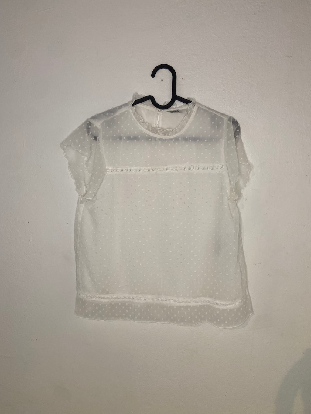 Only Genomskinlig Mesh Top med Volangärmar