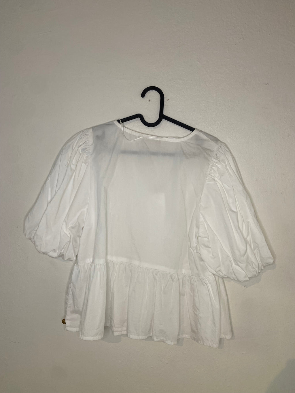 Pernilla Wahlgren Vit Blus med Puffärmar och Knytband