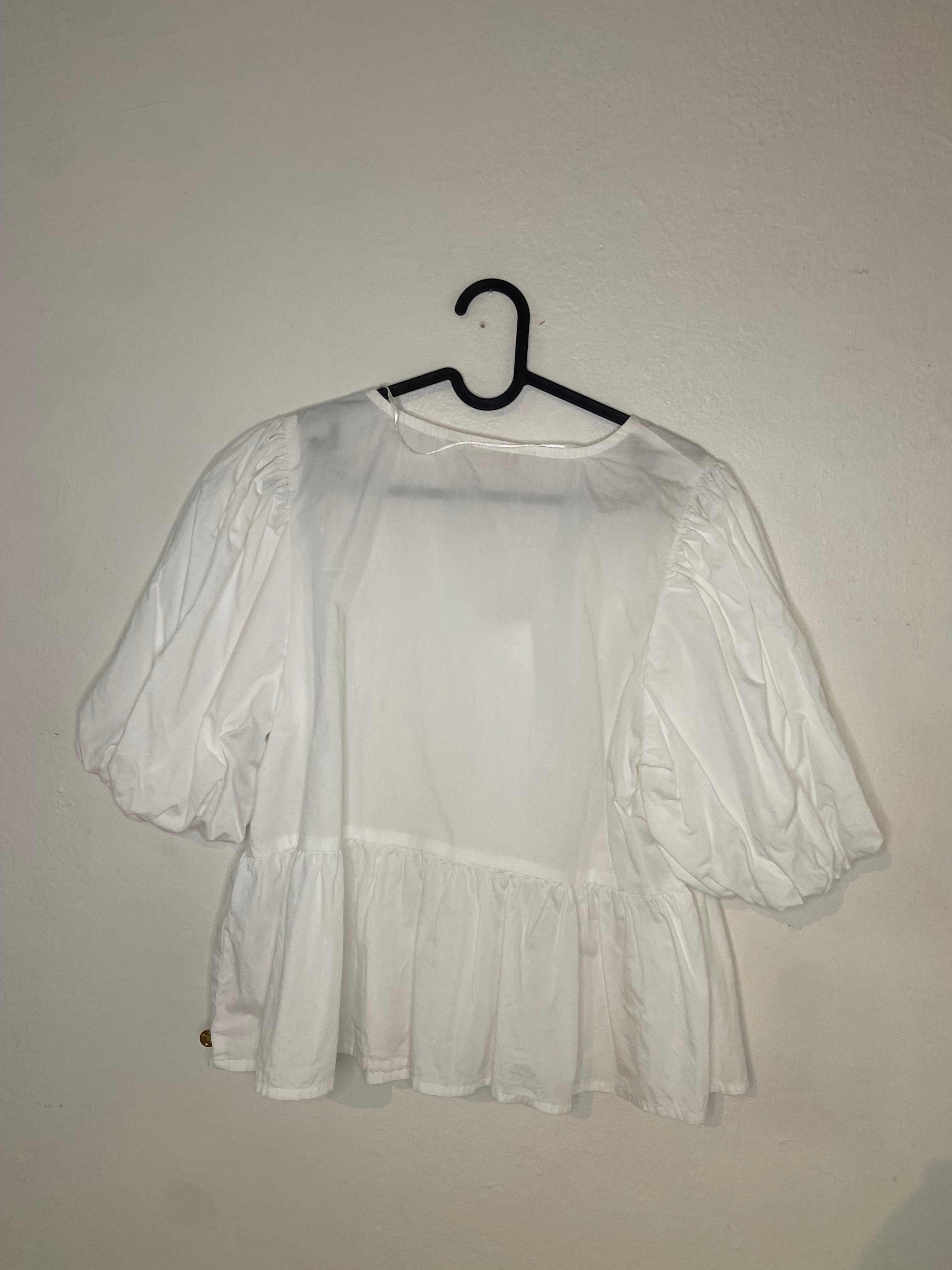 Pernilla Wahlgren Vit Blus med Puffärmar och Knytband