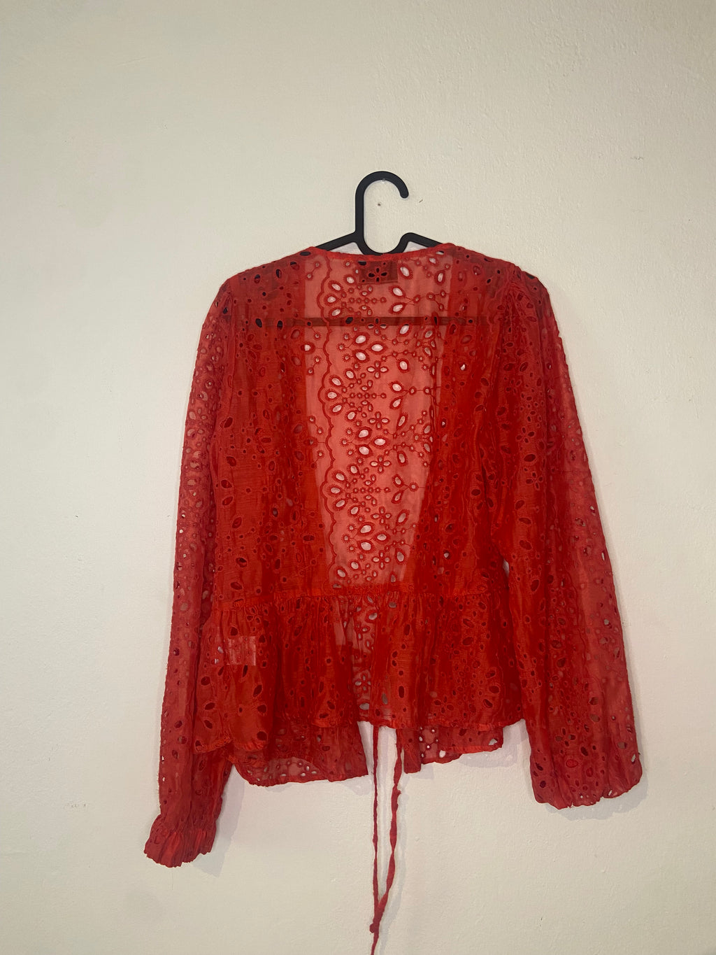 Röd Broderie Anglaise-blus