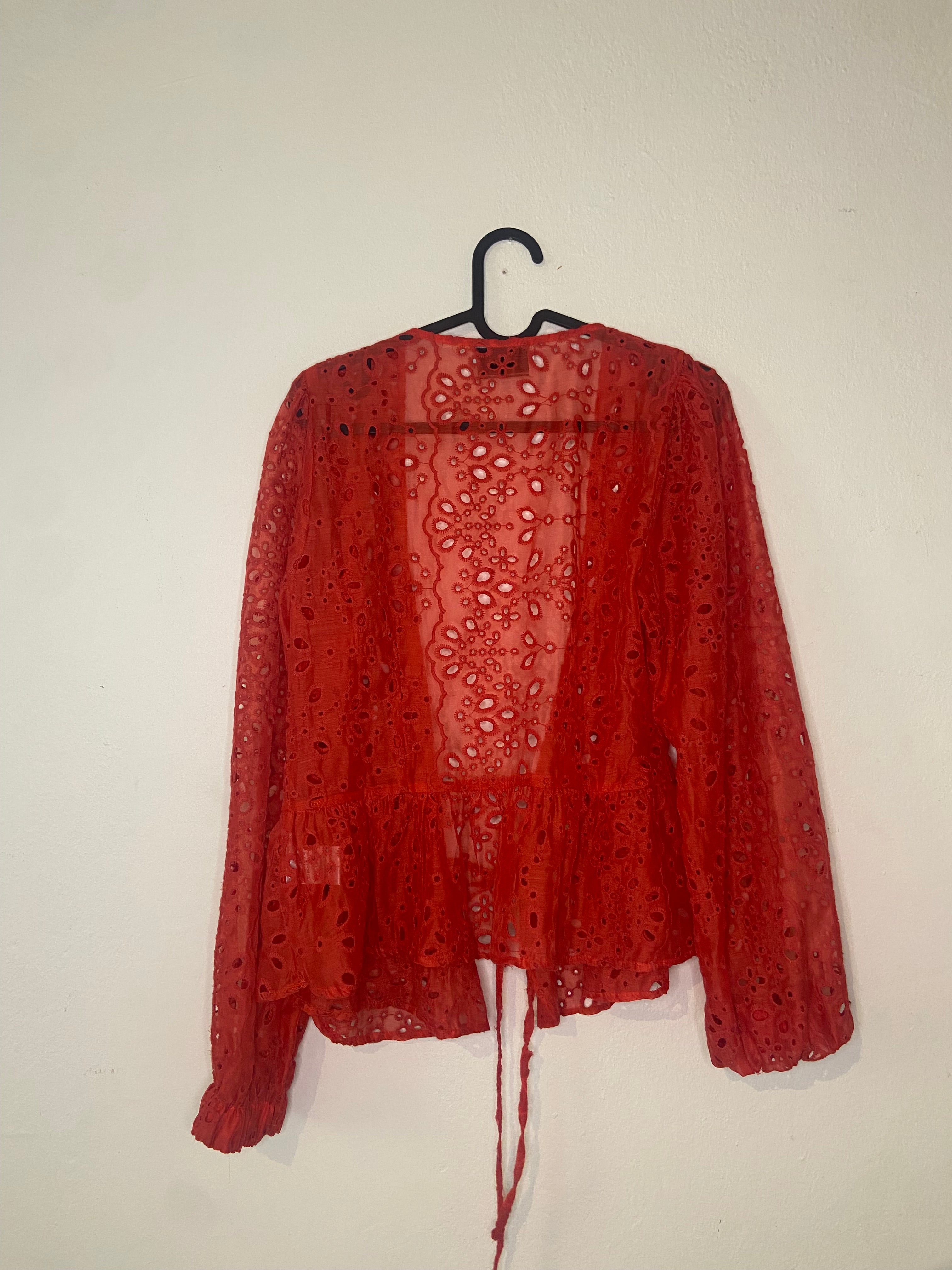 Röd Broderie Anglaise-blus