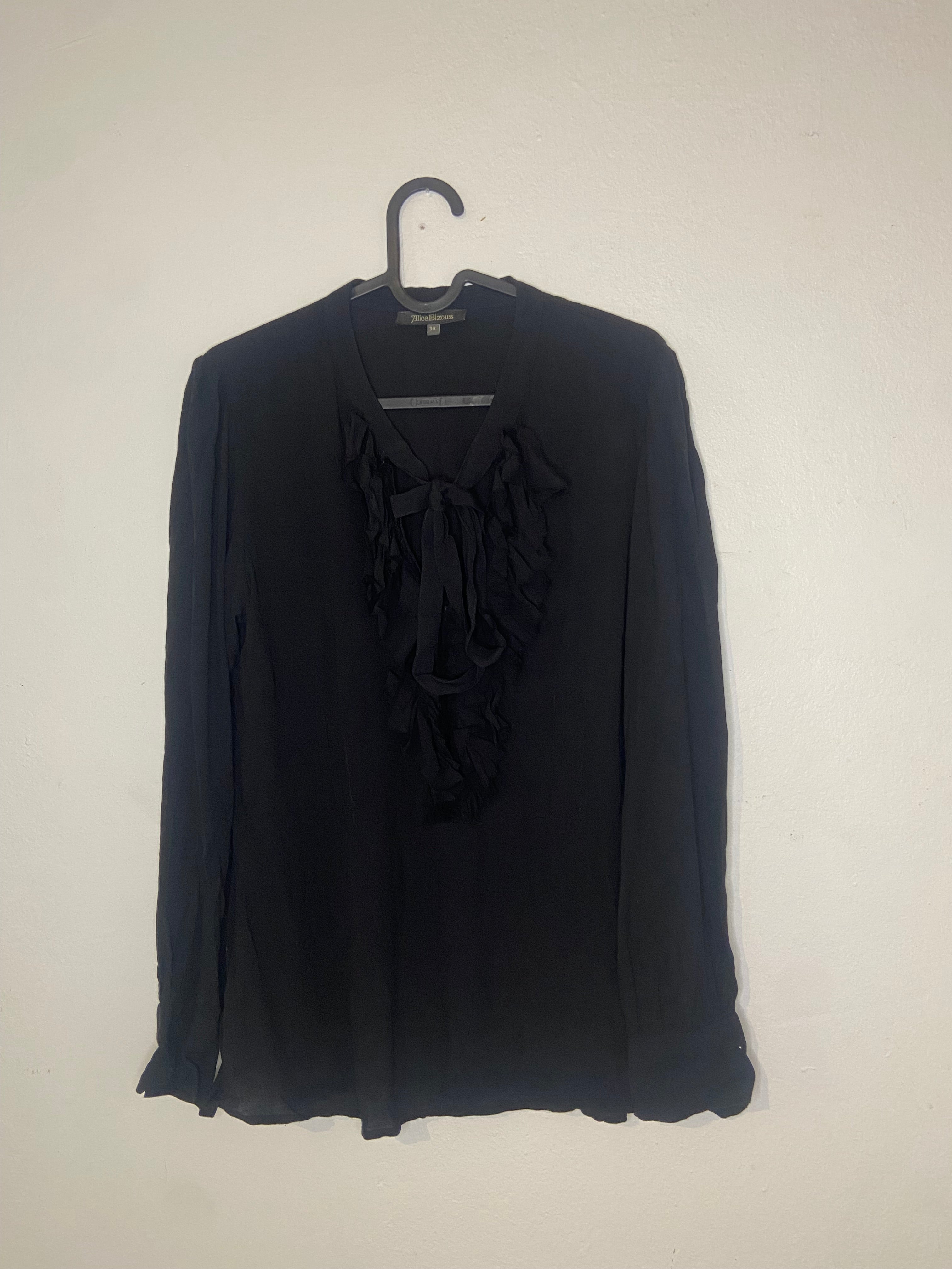 Alice Zouer Svart Blus med Volanger & Knytband