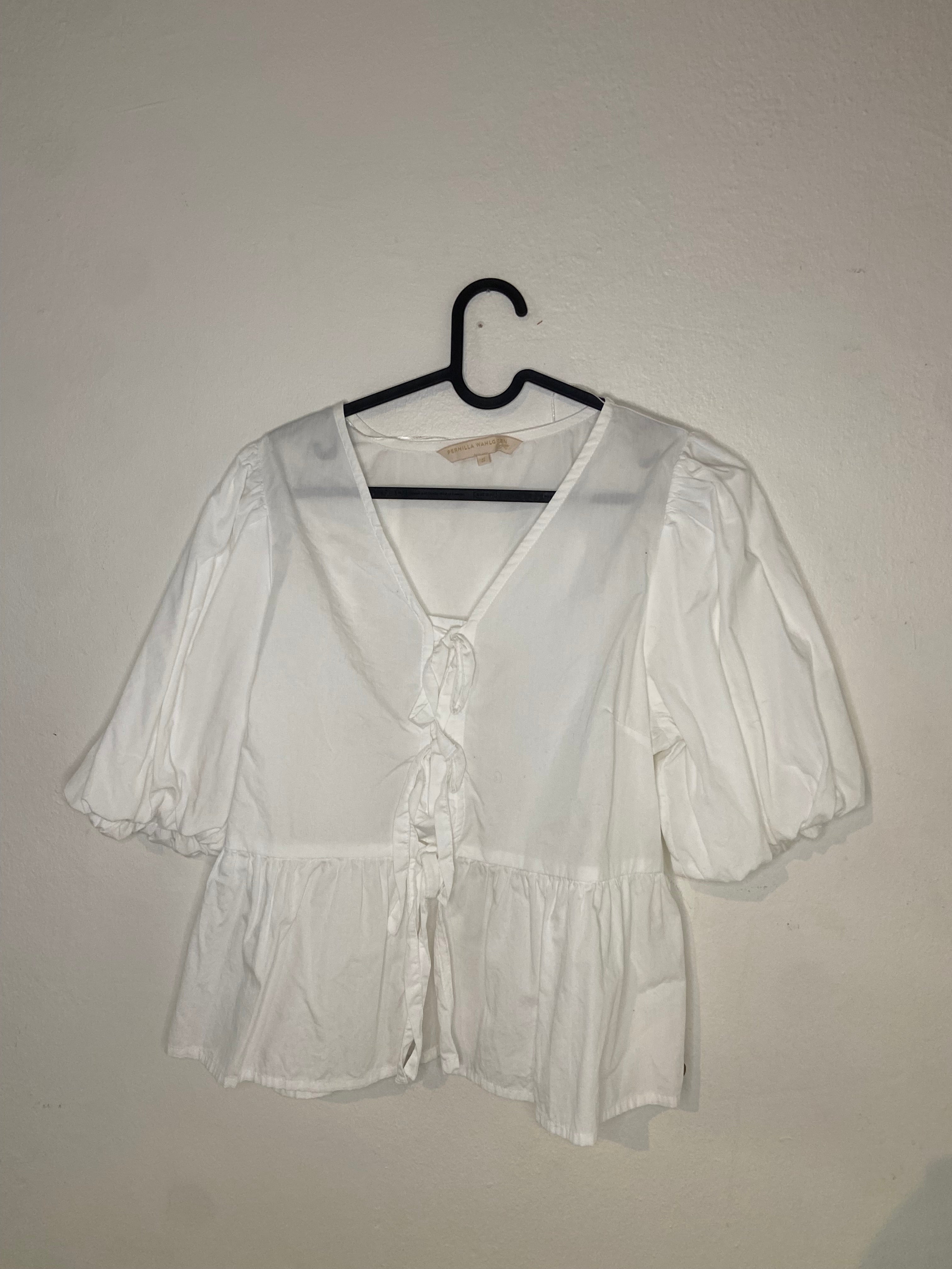 Pernilla Wahlgren Vit Blus med Puffärmar och Knytband