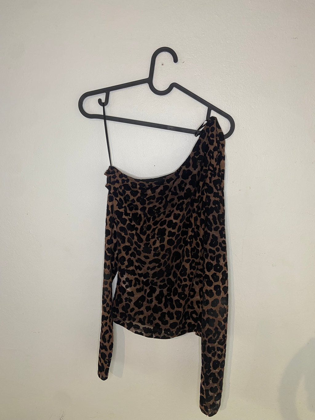 Gina Tricot One-Shoulder Top i Leopardmönster