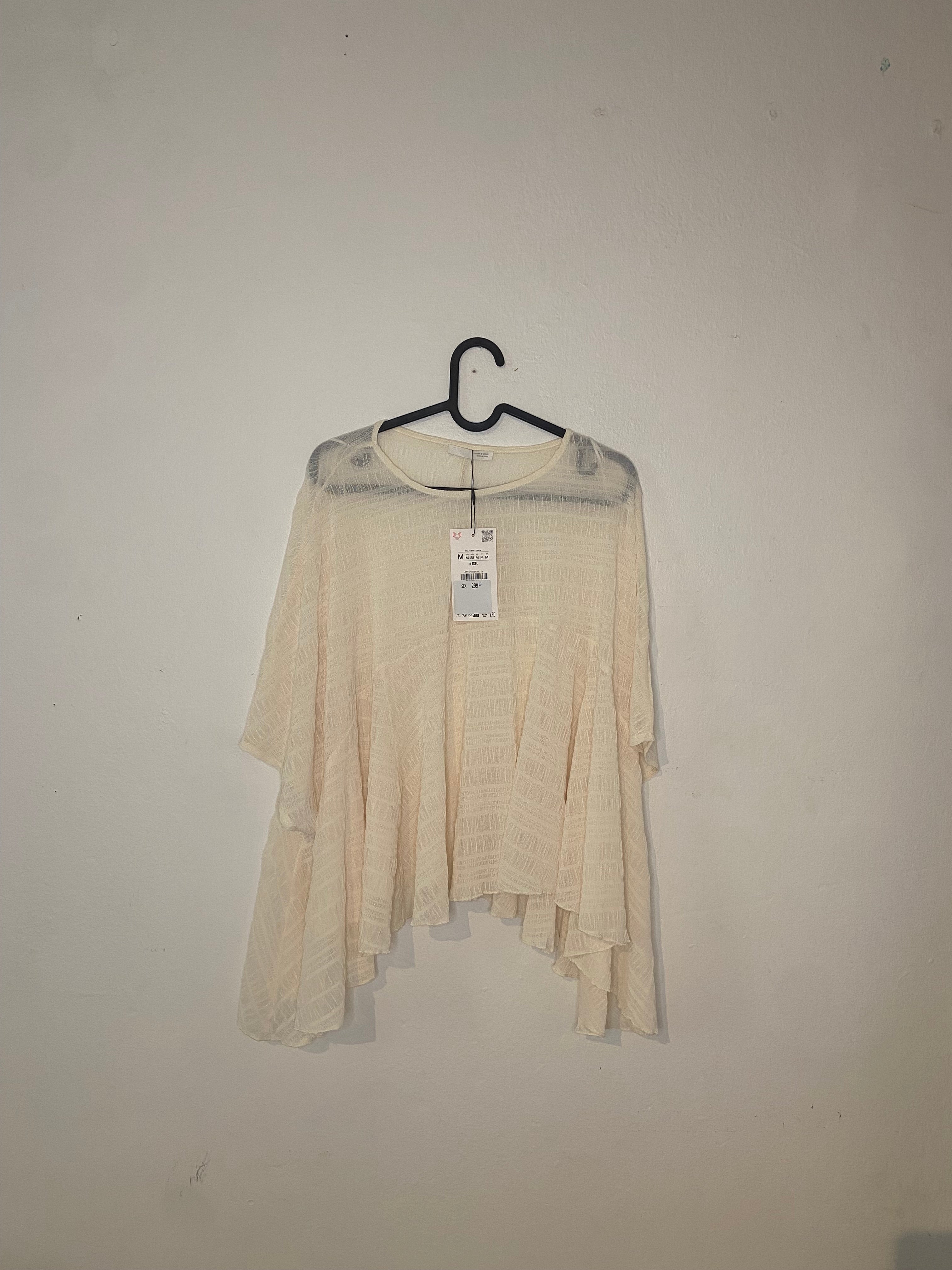 Zara Off-White Topp med Asymmetrisk Volangkant