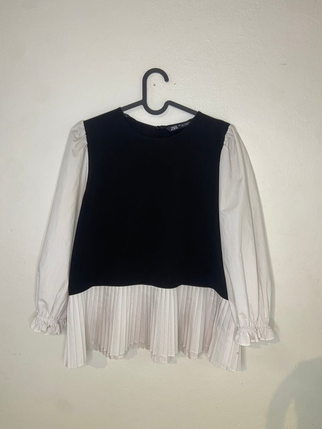 Zara Blus med Plissé och Kontrastdetalj